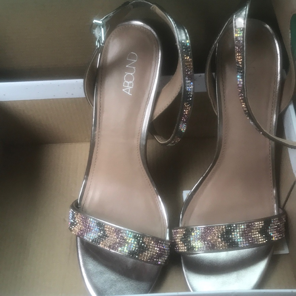 Abound  heels NIB